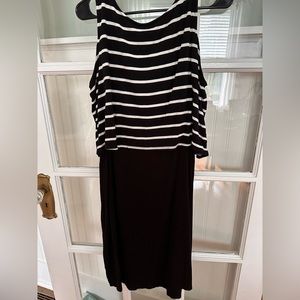 Black and white lift top pea in the pod nursing dress